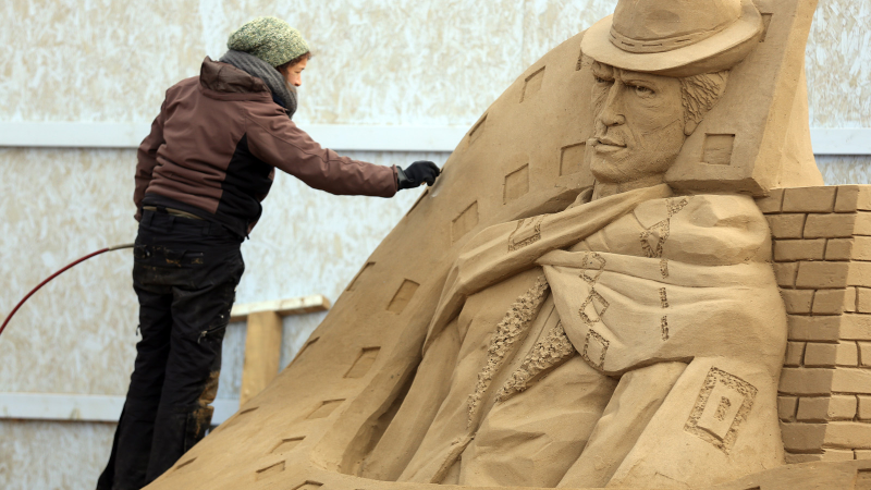 Illustration for article titled 11 Splendid Sand Sculptures Made For the Movie Geek